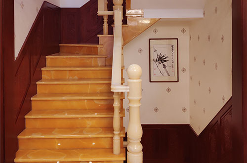 灌南中式别墅室内汉白玉石楼梯的定制安装装饰效果